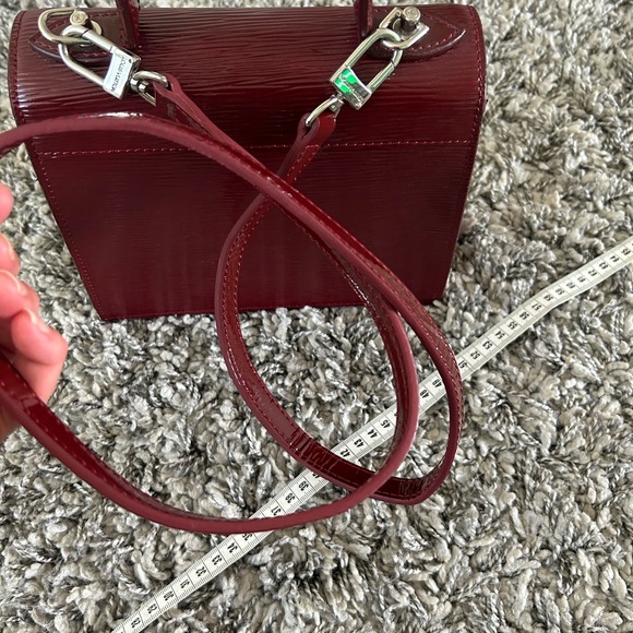 Beautiful burgundy small crossbody. It’s NOT AUTHENTIC🤗 - Picture 5 of 11